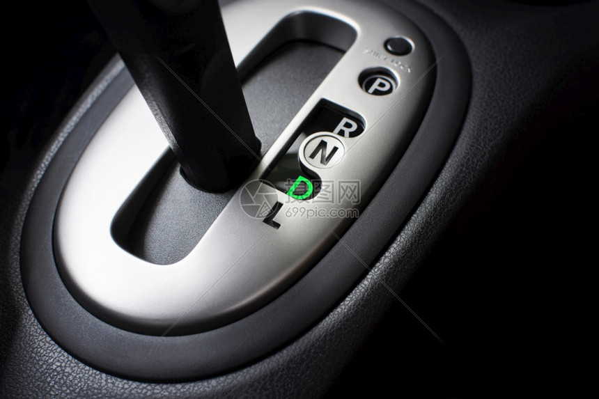 里面杠杆将一个齿轮插在D位置驱动自传输车上的标志戳图片
