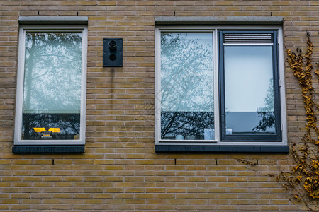 公寓房屋栏杆在砖墙中的视窗现代荷兰城建筑背景等图片