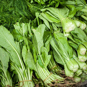 有机的农业药物Asian市场上的新鲜有机草药和香料图片