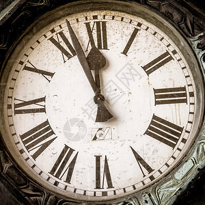 压力历史的旧时钟其手握在12点前不久的旧时钟上倒退第二图片