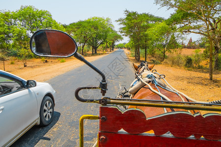 优质的出租车缅甸农村公路上的马车和汽缅甸运输图片