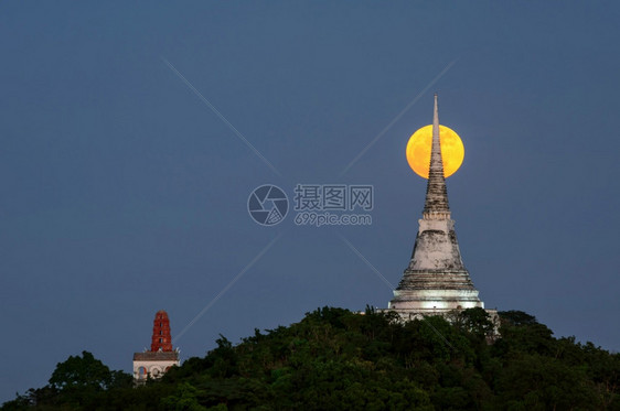 领域黄昏时满月山丘上有塔泰国菲特布里满月基金子图片