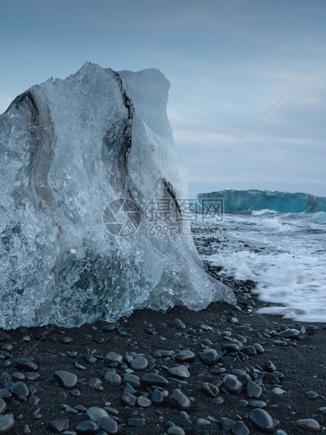 身体沿海冰岛Joekulsarlon钻石海滩上的冰山景观图片
