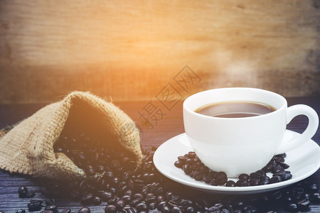 咖啡豆制成的咖啡背景图片