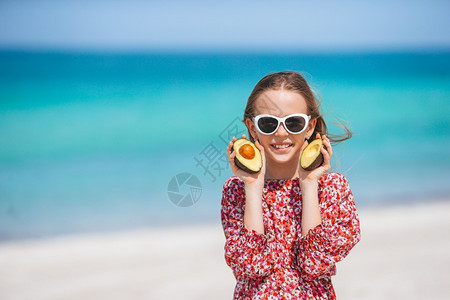 沙滩上快乐的姑娘图片