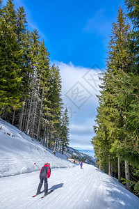 冬季滑雪登山者图片