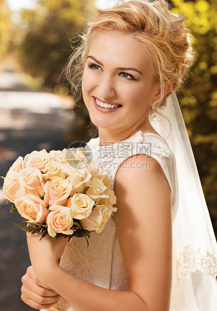 美丽笑快乐新娘的肖像婚礼概念户外自然裙子图片