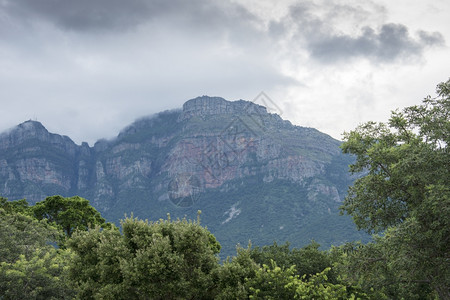 冒险户外非洲南部的德拉肯斯堡山脉天气恶劣乌云密布景观图片