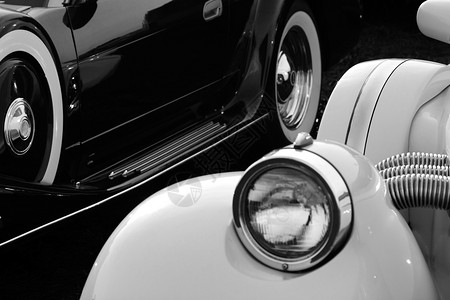 大灯关闭黑色和白的旧车竞赛怀图片