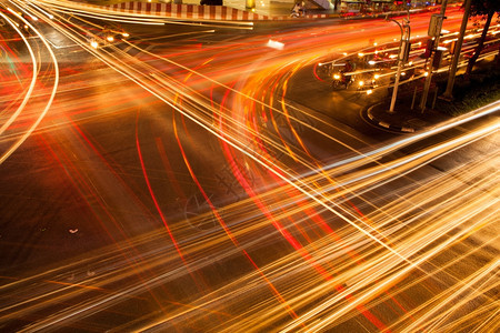 车辆时间灯光是夜晚的十字路口上的交通叉路口灯光熄灭街道图片
