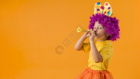 孩子具有小丑服装复制空间的女孩帽子明亮图片