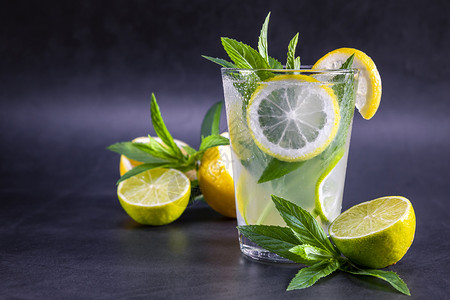新鲜绿色淡冷清凉的夏季柠檬水在灰色和黑背景的灰和黑底玻璃上用薄荷杯夏天图片