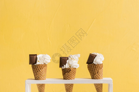 球糖寒冷的带巧克力新鲜冰淇淋煎锥图片