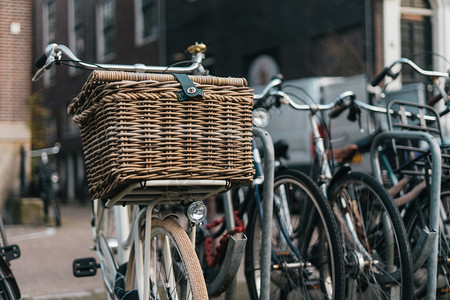 镇骑运动在欧洲阿姆斯特丹的古典配篮子小木棍图片