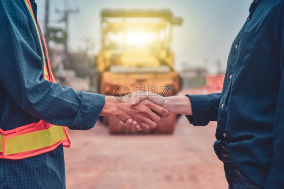 在工地建设方面与程师团队精神握手工作成功的友谊图片