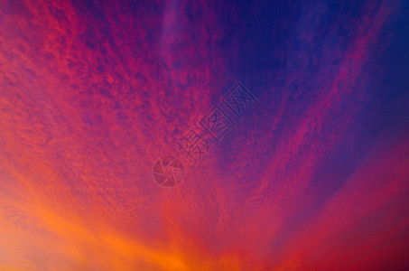 美丽的日落天空在后的一幕暮大气层夜晚图片