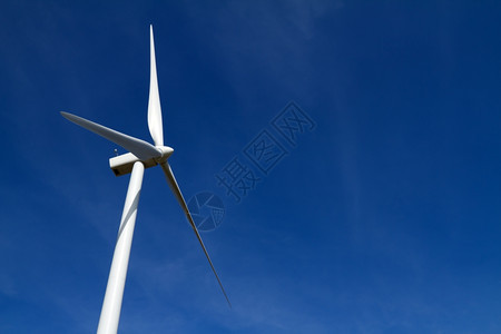 生态系统晴蓝天空的风力涡轮机翅膀桅杆图片