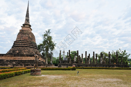 树寺庙泰国Sukhothai历史公园的WatSaSi日出时素可泰图片