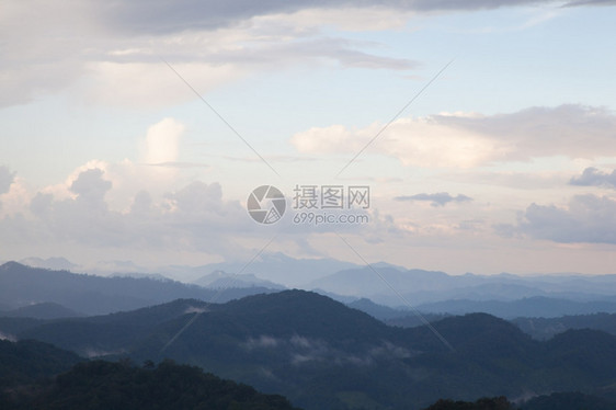 复杂的春天高山综合岩雾清晨和晚间都雾蓝色的图片