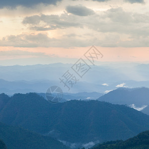 高山综合岩雾清晨和晚间都雾景观天空森林图片