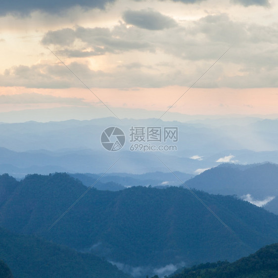 高山综合岩雾清晨和晚间都雾景观天空森林图片