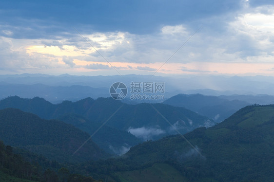 场景高山综合岩雾清晨和晚间都雾景观夏天图片