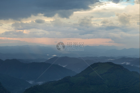 爬坡道天空顶峰高山综合岩雾清晨和晚间都雾图片