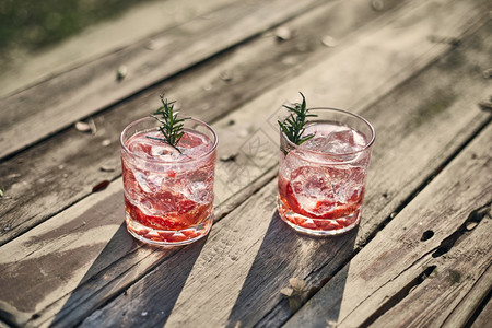酒吧闪发光的桌子为盛成熟草莓派对提供节假日冷饮图片