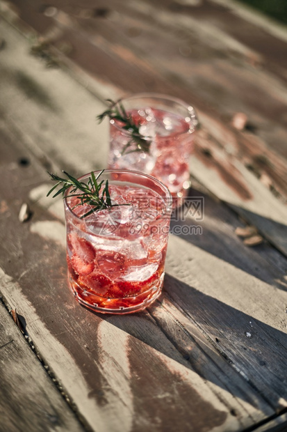 为盛成熟的草莓派对提供节假日冷饮夏天酒精闪发光的图片