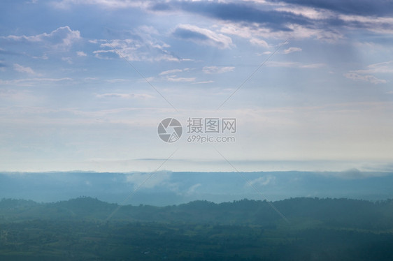 一种土地片微薄的雾状山岳和树木天空清明地美丽图片