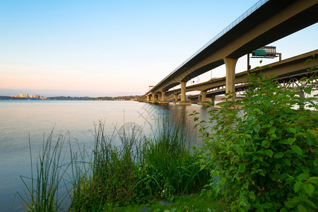 日落住宅美国华盛顿州西雅图大都会地区华盛顿湖上空的霍默穆罕德哈利纪念桥宽的图片
