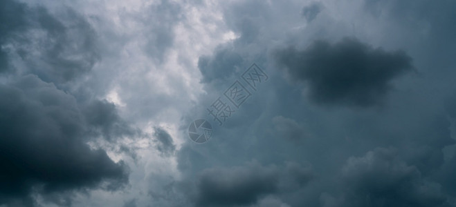 和悲哀概念的背景灰色天空飞闪的白云雷暴风雨天悲伤和忧郁的天空自然背景抽象阴暗的黑色的白自由图片