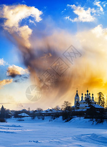 正统戏剧俄罗斯教堂附近垂直燃烧的日落背景俄罗斯教堂附近垂直燃烧的日落背景图片