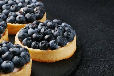 最佳甜的黑莓桌子上蓝馅饼两个新鲜蓝莓馅饼的特写桌子上蓝莓馅饼图片