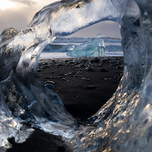 冰岛黑沙滩的冰山图片