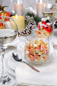 烤蟹肉和蔬菜的一盘沙拉盛着酸奶在圣诞餐桌上螃蟹玻璃传统图片