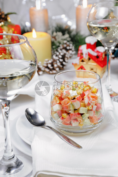 烤蟹肉和蔬菜的一盘沙拉盛着酸奶在圣诞餐桌上螃蟹玻璃传统图片