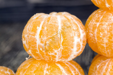 圆形的数字皮肤大量熟的橘子红皮芒果躺在木制桌边烹饪过程中真正的柑橘汁水果图片