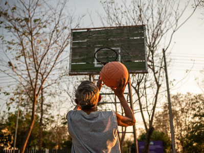 玩亚洲年长男子在夏季日运动场打篮球健康生活方式和保健概念康生活方式和保健概念愉快有趣的图片
