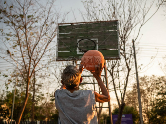 玩亚洲年长男子在夏季日运动场打篮球健康生活方式和保健概念康生活方式和保健概念愉快有趣的图片