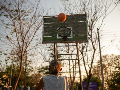 阳光亚洲年长男子在夏季日运动场打篮球健康生活方式和保健概念康生活方式和保健概念长老锻炼图片
