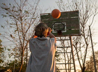 操场玩亚洲年长男子在夏季日运动场打篮球健康生活方式和保健概念康生活方式和保健概念快乐的图片
