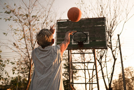 人们上市亚洲年长男子在夏季日运动场打篮球健康生活方式和保健概念康生活方式和保健概念日落图片