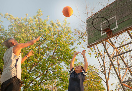 积极的亚洲年长男子在夏季日运动场打篮球健康生活方式和保健概念康生活方式和保健概念训练乐趣图片