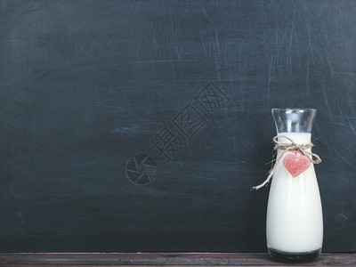 白色的以黑板为背景早晨新鲜牛奶壶早晨壶有机的小吃图片
