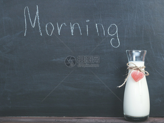 新鲜的黑色以板为背景早晨新鲜牛奶壶早晨壶自制图片