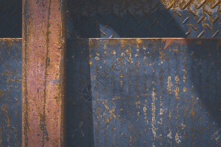 弄脏建筑工地坚固的金属板上古老生锈矩形红钢管表面的阳光和阴影行业床单图片