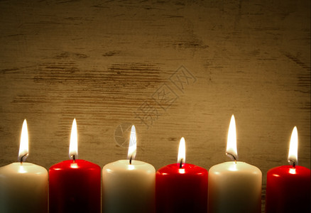 烧伤快乐的趣6个燃烧蜡烛3个红和白沿底边缘三条红蜡烛和3个白色在最有趣的节庆背景上复制空间横视图框架背景图片