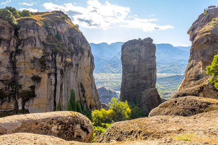 教科文组织基督爬坡道希腊在梅托拉阿博尔的夏天阳光明媚的日子在悬崖顶上以及梅特奥拉峡谷和顶端加泽博断崖的风景图片