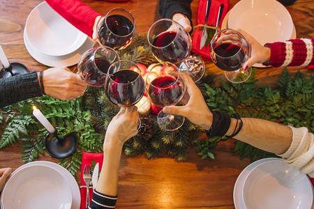 庆典团体红色的圣诞节晚宴概念带有顶观光红酒杯图片
